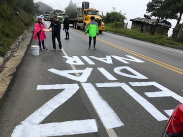 En su cumpleaños, Nairo Quintana fue sorprendido por sus seguidores en el Alto de la Línea. 