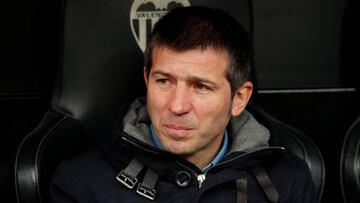 Soccer Football - La Liga Santander - Valencia v FC Barcelona - Mestalla, Valencia, Spain - January 25, 2020 Valencia coach Albert Celades before the match REUTERS/Albert Gea