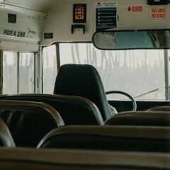 Se le suelta el volante del autobús en mitad del trayecto y la empresa le amenaza con el despido por conducción peligrosa