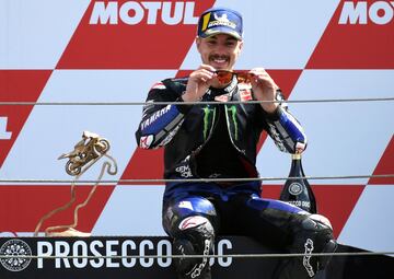 Maverick Viñales en el podio del Gran Premio de Hoalnda. 