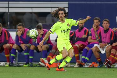 Salió de La Masia y ha tenido una carrera destacada en clubes como el Brighton y el Chelsea, mostrando su versatilidad como lateral y mediocampista.