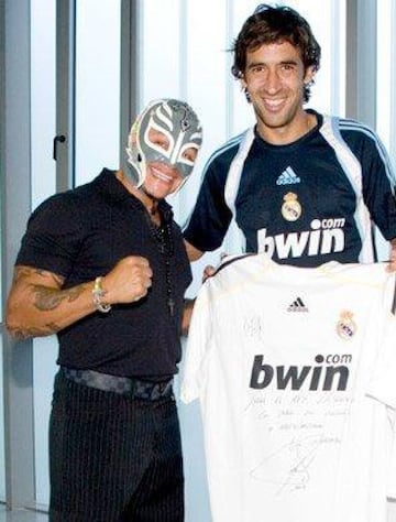 El creador del "619" en la lucha libre visitó hace varios años a la plantilla del Real Madrid y tuvo fotos para el recuerdo con algunos jugadores como Raúl González y Kaká