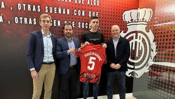 Hadzikadunic posa con el presidente Kohleberg, el CEO Alfonso Díaz y el director de fútbol, Pablo Ortells.