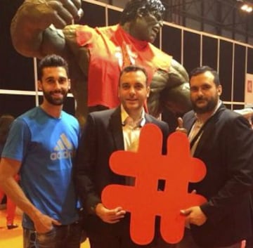 Arbeloa visita en el stand de Hello Media  Group