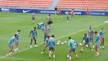 El grupo de jugadores del Atlético que fueron titulares ante el Leipzig en la sesión del Atlético. De Paul para Vallecas.