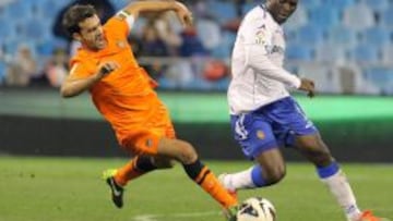 El delantero camerun&eacute;s del Real Zaragoza Henri Bienvenu lucha un bal&oacute;n con el centrocampista de la Real Zaragoza Xabi Prieto, durante el partido de la vig&eacute;simo tercera jornada de Liga de Primera Divisi&oacute;n disputado esta tarde en el estadio de La Romareda. 