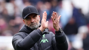 London (United Kingdom), 27/04/2024.- Liverpool manager Jurgen Klopp greet supporters following the English Premier League soccer match between West Ham United and Liverpool in London, Britain, 27 April 2024. (Reino Unido, Londres) EFE/EPA/ANDY RAIN EDITORIAL USE ONLY. No use with unauthorized audio, video, data, fixture lists, club/league logos, 'live' services or NFTs. Online in-match use limited to 120 images, no video emulation. No use in betting, games or single club/league/player publications.
