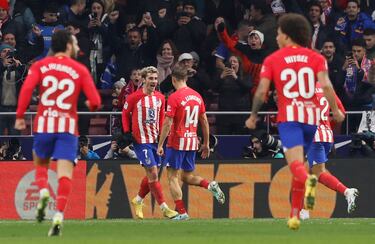 1-0. Antoine Griezmann celebra con Marcos Llorente el tanto que anota en el minuto 43 de partido.