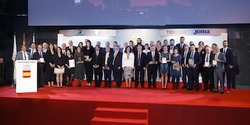 La nadadora Mireia Belmonte, el piragüista Saul Craviotto y la karateca Sandra Sánchez, entre otros muchos deportistas españoles, han sido premiados en la gala anual organizada por el Comité Olímpico Español, que reconoce los éxitos más notables de esta temporada.