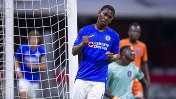 Bryan Angulo durante un partido con Cruz Azul