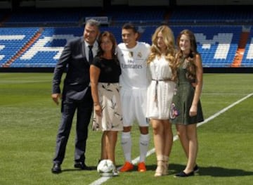 Mateo Kovacic con su familia y su novia Izabel Andrijanic.