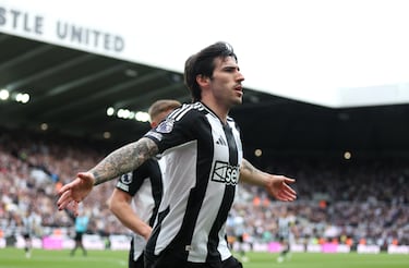 Tonali era, hasta este verano, el futbolista italiano más caro de la historia tras su espectacular fichaje por el Newcastle United en julio de 2023 a cambio de 58,9 millones de Euros. Formado en las categorías inferiores del Brescia, despuntó en el Milan, equipo en el que conquistó la Serie A en 2022 y disputó más de 130 partidos. El “nuevo Pirlo” apareció como una de las promesas más valoradas de Europa y el Newcastle no dudó en realizar una apuesta histórica para llevárselo. En su primera temporada con los ‘magpies’ fue protagonista de un escándalo extradeportivo, al descubrirse que el centrocampista había estado haciendo apuestas deportivas. Esta situación le llevó a perderse el resto de la temporada 23-24, incluyendo la Eurocopa de 2024. En su regreso a los terrenos de juego demostró su gran calidad, siendo una pieza clave para las ‘urracas’ en la pasada temporada, en la que volverían a clasificar a la Champions League. 
