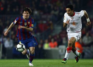 Messi y Nekounam pelean por el balón.