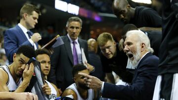 MEM09. MEMPHIS (EE.UU.), 6/2/2017.- El entrenador de Spurs Gregg Popovich (d) da instrucciones a sus jugadores ante Grizzlies oy, lunes 6 de febrero de 2017, durante su partido de la NBA en el FedExForum en Memphis, Tennessee (EE.UU.). EFE/Mike Brown