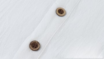 Camisa con cierre de botones disponible en Amazon.