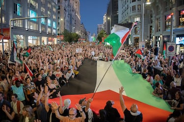 Cientos de personas durante la movilización bajo el lema ‘Alto al genocidio contra el pueblo Palestino. Por el fin al comercio de armas y a las relaciones con Israel’, en Madrid.
