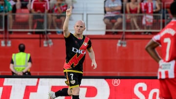 ALMERÍA, 11/08/2023.- El centrocampista del Rayo Vallecano Isi Palazón celebra el primer gol de su equipo durante el partido de LaLiga entre el Almería y el Rayo Vallecano, este viernes en el Power Horse Stadium de Almería. EFE/Carlos Barba