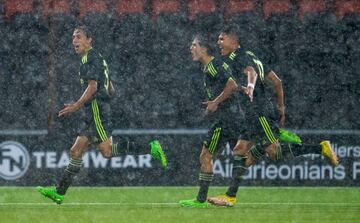 Pol Fortuny lidera la celebración de un gol en Glasgow.