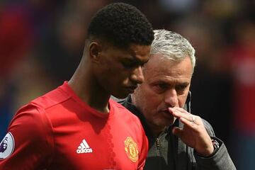 Jose Mourinho talks with Marcus Rashford