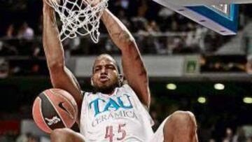 Un jugador del Tau machaca el aro del Pamesa