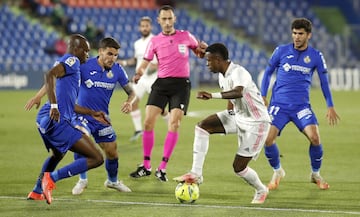 Vinicius Junior con Nyom, Mauro Arambarri y Carles Aleñá.