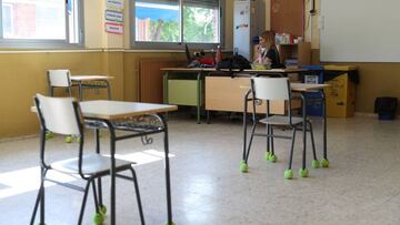 Distancia de seguridad entre pupitres en el aula de un colegio de Torrej&oacute;n de Ardoz (Madrid).