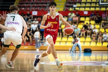 Un espectáculo. El base malagueño de Unicaja es imparable: penetra, anota triples lejanos... firmó un enorme papel en el Europeo Sub-16 en el que fue plata y MVP. Puro talento, es el jugador más joven en debutar (antes de cumplir los 16) con el primer equipo del Unicaja.