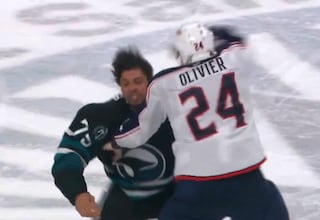 Lo califican como la pelea del año en la NHL y es lo más viral del momento: es una brutalidad cómo se pegan