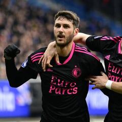 Santiago Giménez anota un golazo con el Feyenoord