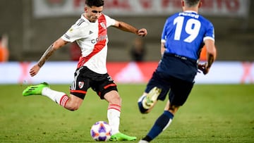 BUENOS AIRES, ARGENTINA - SEPTEMBER 24: Santiago Simon of River Plate kicks the ball during a match between River Plate and Talleres as part of Liga Profesional 2022 at at Estadio Mas Monumental Antonio Vespucio Liberti on September 24, 2022 in Buenos Aires, Argentina. (Photo by Marcelo Endelli/Getty Images)