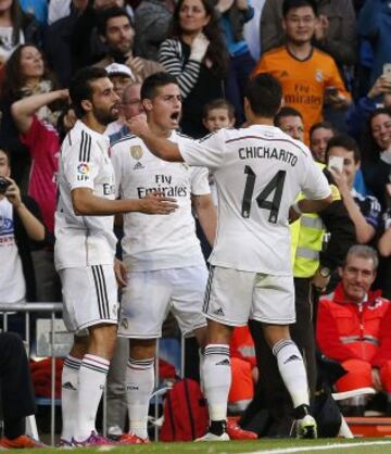 1-0. James Rodríguez celebró el primer gol con sus compañeros.