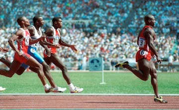 Atletismo - El Récord Mundial que no fue... El número 9,79 fue infame en la historia del atletismo en los Juegos Olímpicos de Seúl 1988. Ese fue el tiempo récord mundial de Ben Johnson, velocista canadiense, en los 100 metros cuando venció a Carl Lewis por el oro. Pero, tres días más tarde, se descubrió que Johnson había usado esteroides, lo que condujo a un escándalo deportivo y a una investigación del gobierno que destapó el doping. Por otro lado, otros cuatro corredores de esa carrera, incluidos los medallistas Carl Lewis y Linford Christie de Gran Bretaña, terminaron implicados en escándalos de drogas antes de terminar sus carreras.