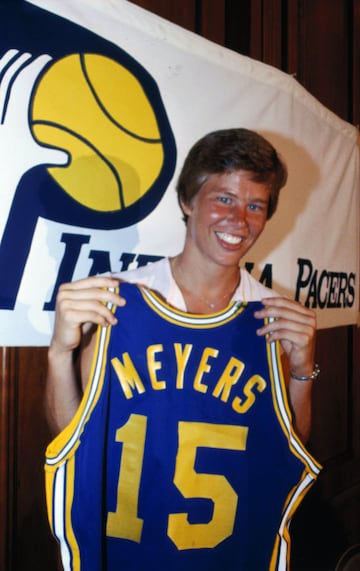 El traslado de 1985, el inicio de una nueva era, abrió por fin también la puerta a las mujeres. Las primeras fueron Senda Berenson Abbott, la organizadora del primer partido femenino de la historia (22 de marzo de 1893) y Bertha F. Teague, legendaria entrenadora que ganó ocho títulos con Oklahoma State. La primera jugadora llegó en 1993: Ann Meyers, la primera que recibió una beca deportiva universitaria total en UCLA, la primera (hombre o mujer) elegida All American cuatro temporadas seguidas y la primera que probó suerte en un equipo NBA (Indiana Pacers). También fue la primera drafteada por la Women's Basketball League.