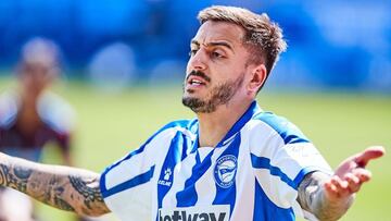 Joselu Mato, jugador del Deportivo Alavés, protesta durante un partido.