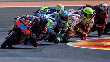 Rueda tirando de un grupo en los primeros compases de la carrera de Moto3 en Aragón.