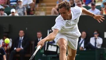 El tenista ruso Daniil Medvedev devuelve una bola durante su partido ante David Goffin en el torneo de Wimbledon de 2019.