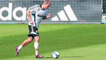 <b>CON BALÓN. </b>Robben trabajó en solitario con un fuerte vendaje.