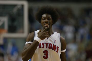 Después de más de 400 ingresos, en 2021 fue elegido para formar parte del Hall of Fame el primer jugador de la NBA que no fue drafteado por ninguna franquicia. Ben Wallace, la roca de los Pistons campeones en 2004, no fue seleccionado en 1996, y tuvo que hacer camino desde la nada. Por su estatura (poco más de dos metros) sus entrenadores solían alejarlo de la zona, donde acabó convirtiéndose en un bulldozer para unos Pistons tremendos (Rasheed Wallace, Chauncey Billups, Rip Hamilton…). Además del anillo de campeón fue cuatro veces Defensor del Año y otras cuatro all star. Un mérito extraordinario. 