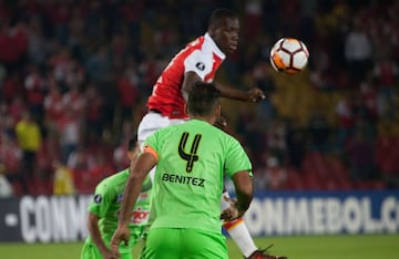 Baldomero Perlaza buscando una pelota en el juego aéreo.