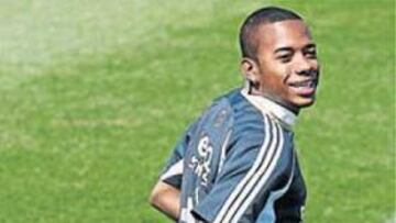 <b>FELIZ. </b>Robinho se queda: "Quiero ganar la Liga y luego viajar".