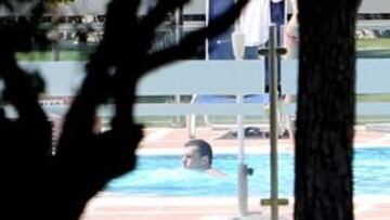 Bale nadó ayer en la piscina para estirar los músculos mientras espera que fructifique el acuerdo entre Madrid y Tottenham.