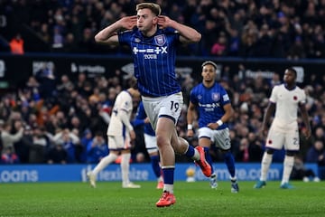 Liam Delap, jugador del Ipswich Town, celebra el gol anotado contra el Chelsea.