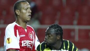 <b>VÁLIDO. </b>Edel bloca el balón en presencia de Luis Fabiano.