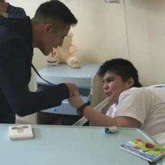 La emotiva visita de Alexis Sánchez al hospital de Tocopilla