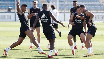 Los jugadores del Real Madrid, durante el entrenamiento previo al encuentro ante el Levante.