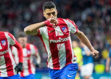 El delantero uruguayo jugó seis temporadas en el Barcelona (2014-2020) donde ganó 13 títulos antes de llegar al Atlético de Madrid. Vistió la camiseta rojiblanca durante dos temporadas (2020-2022) y se convirtió en uno de los jugadores más queridos al lograr con la ayuda de sus goles la última Liga colchonera. Sumó un total de 83 partidos y 34 goles. 