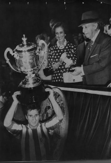 El palentino participó en la selección española campeona de la Eurocopa de 1964. Levantó como atlético 1 Recopa de Europa, dos Ligas y 4 Copas del Generalísimo. Al Atlético de Madrid llegó en 1958 y estuvo hasta 1972.