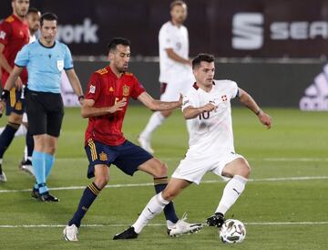 Busquets presiona a Xhaka en el partido jugado en Valdebebas.