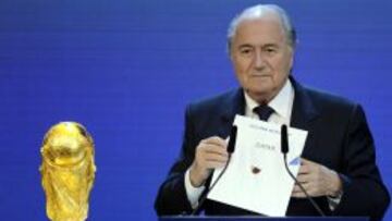 Blatter, con el cartel que designó a Qatar como sede del Mundial 2022.