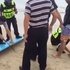 El castigo por surfear en aguas prohibidas en China: serrar la tabla